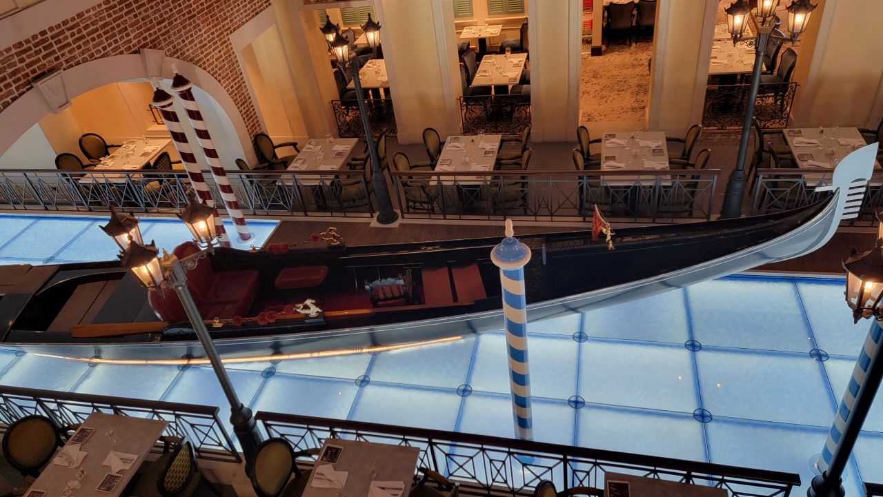 Main dining room aboard the Venezia